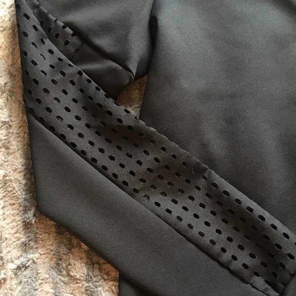 NWT Fabletics "Tilly" Black Sweatshirt Size Medium - Picture 5 of 8